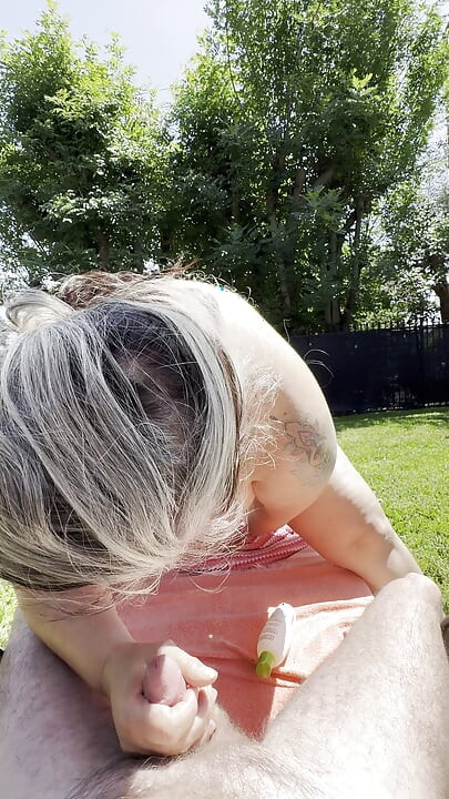 Mamá caliente dando paja caliente afuera!!
