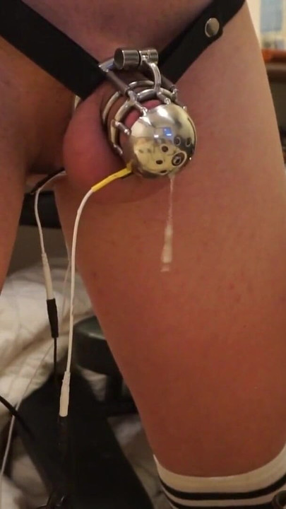 Zapanjujući trenutak iz filma "Femboy in Chastity & Estim - Fucking machine"