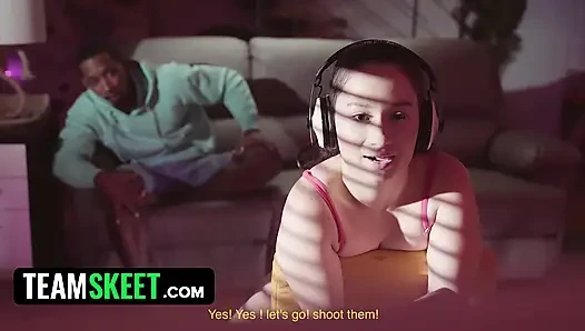 Sevimli oyuncu kız Kenia Queen twerk yapıyor ve eğleniyor