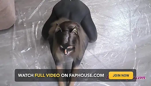 Добер-женщина сосет хуй, скачет на вершине и раком получает камшот на задницу