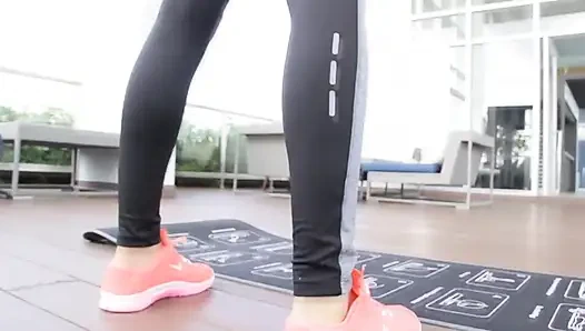 Дрочка ногами в сексуальных штанах для йоги