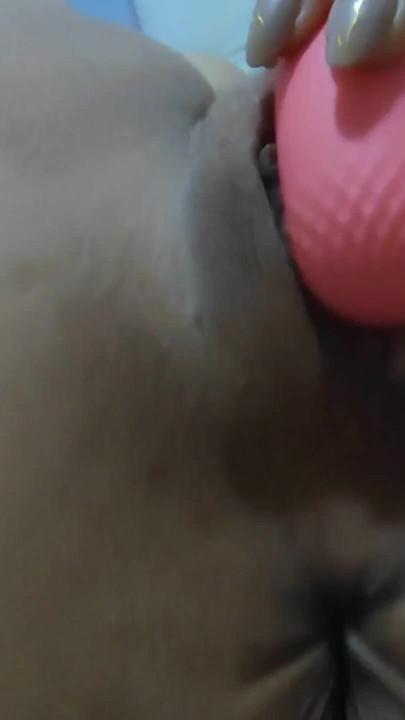 汚い継母は継息子のチンポをしゃぶり、お尻でオナニーし、バイブレーターで自分の秘部に触れます。 | クリップ 2