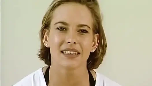 Gerany'li minyon amatör kamerada mükemmel vücudunu gösteriyor