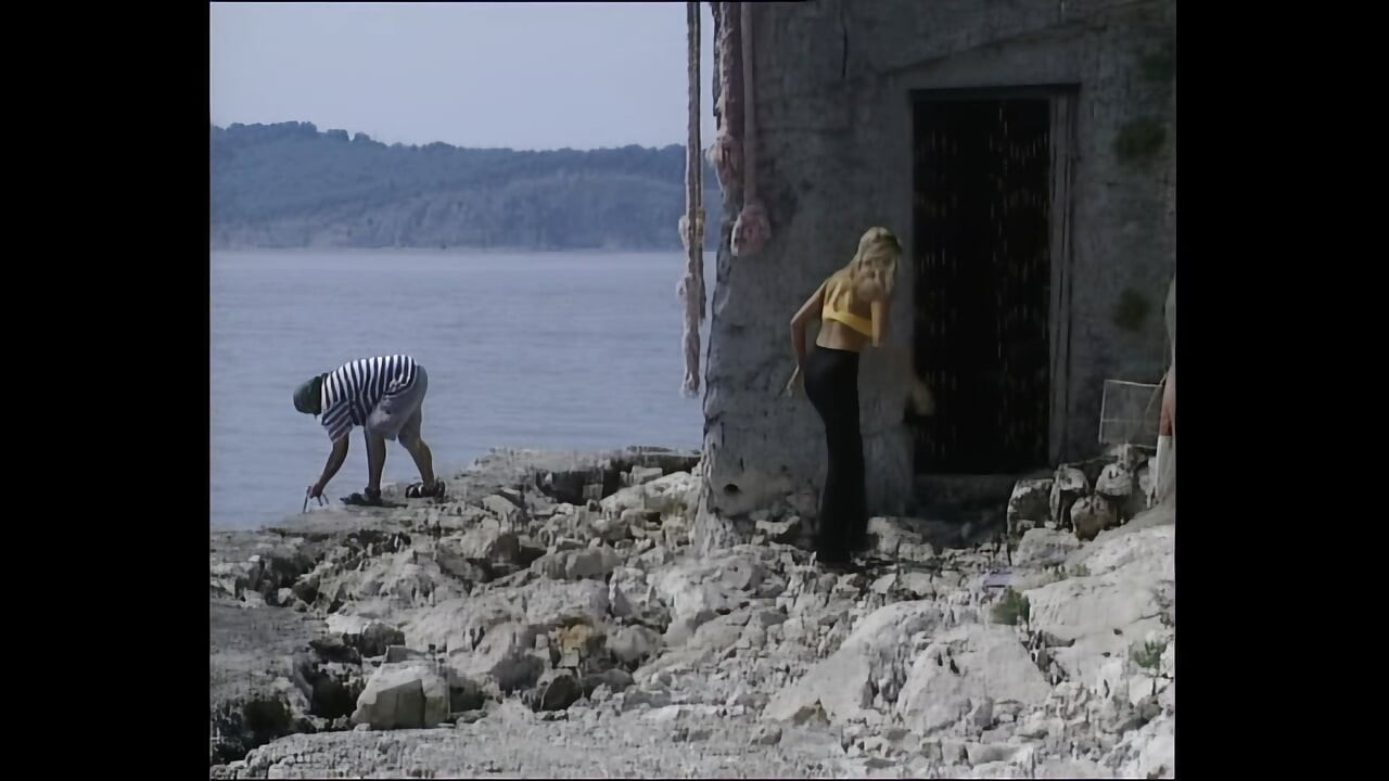 若いエッチな男が硬いチンポで船頭にセックスして満足