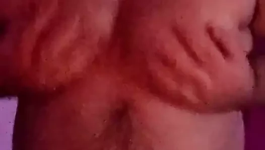 kıllı tatlım göğüsleri, göbek ve horoz ile oynuyor
