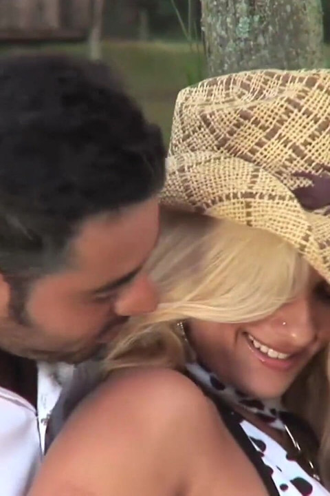 สาวผมบลอนด์ที่น่าทึ่งโดนไถนอกบ้าน