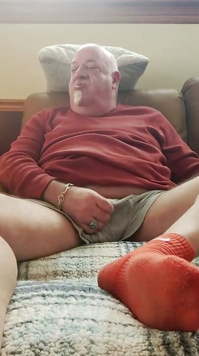Jerking and Watching a Fan's Vid! Lots of Feet