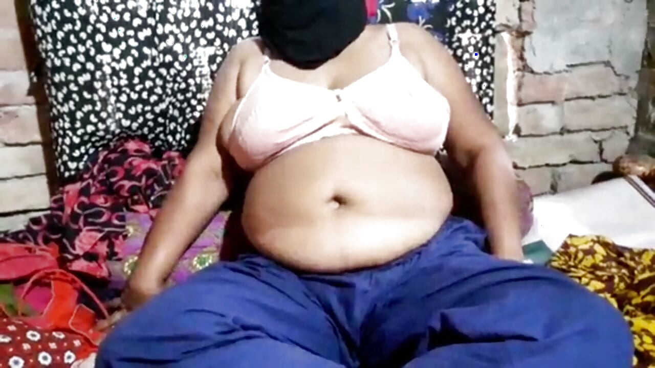 Geniet van deze solo video met een prachtige plus-size vrouw! Als je de video leuk vindt, vergeet dan niet om: Toevoegen aan favorieten 1