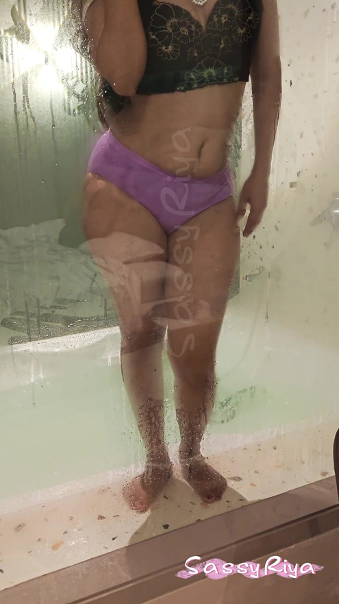 Sassy Riya listo para el baño sexy cuerpo