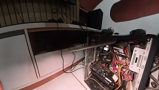 Evli kadın kocası uzaktayken evli koçu baştan çıkarıyor