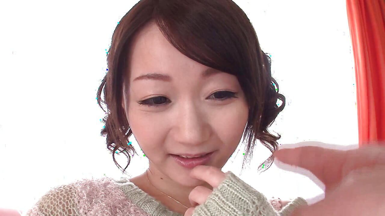 Une Asiatique chevauche brutalement avec un buisson naturel et une pénétration humide profonde en gros plan