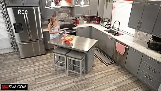 Üvey baba beni kişisel sikiş oyuncağı gibi kullanıyor