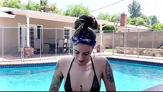 Heißer und behaarter sommer-bikini