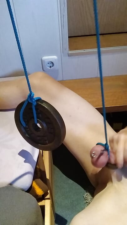 2,5 kg hanging on my balls CBT