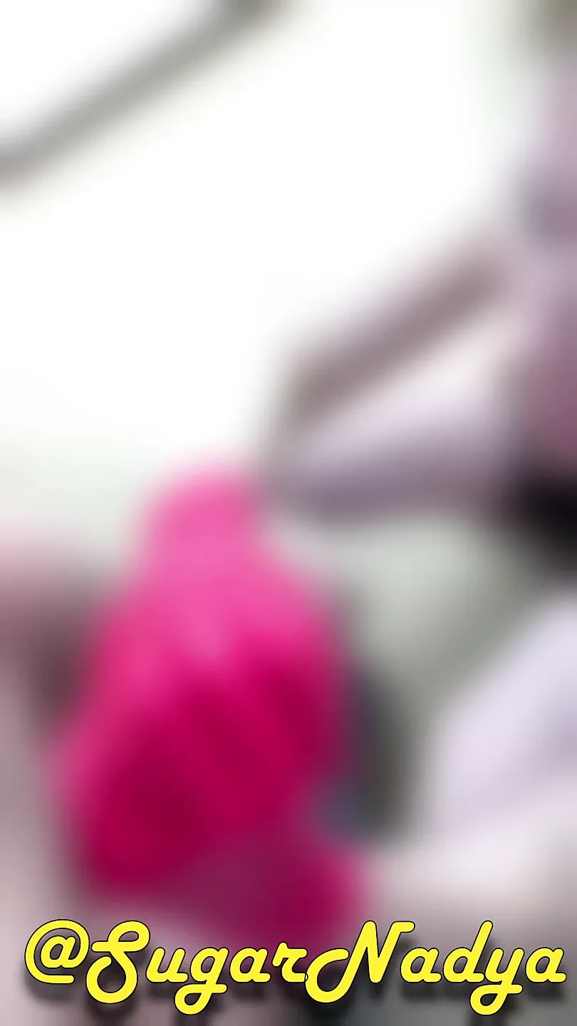 Pembantu rumah seksi Sugarnadya Memberikan Handjob Minyak