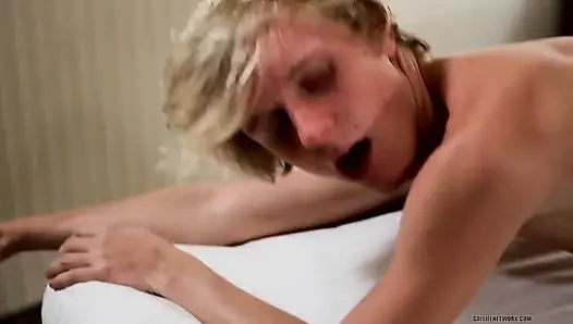 Seksi Tanner Evan'ın twink götünü iddia ediyor