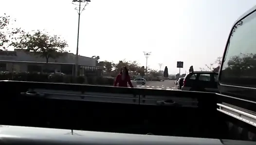 Azgın esmer sürtük tavlanıyor ve sikiliyor
