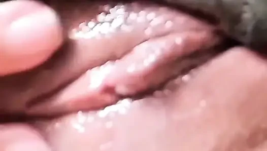 Kolumbianische frau masturbiert im königlichen badezimmer zu hause