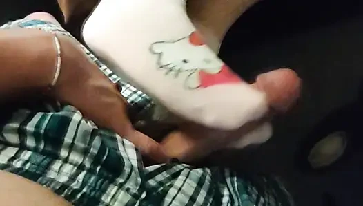 Kitty si cewek hot rambut pink lagi asik ngocok kontol dengan kaus kaki