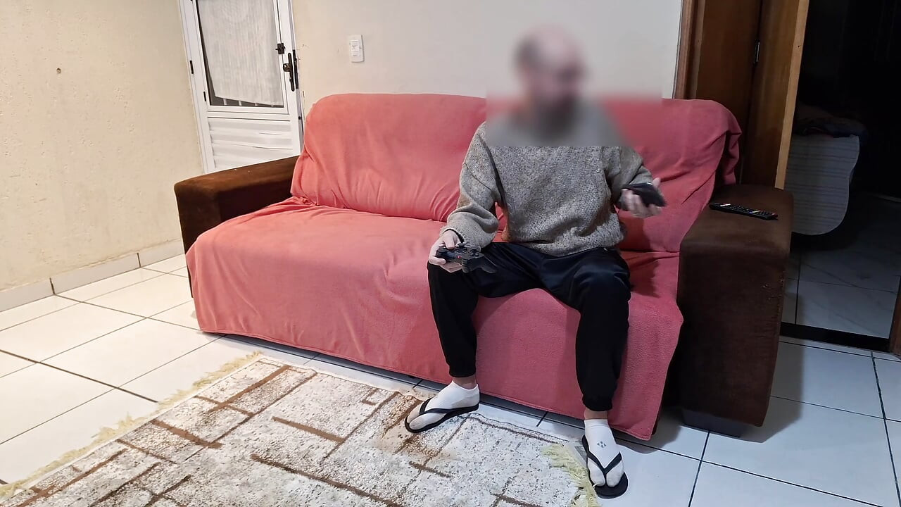 Żona z zasłoniętymi oczami i zaskoczony przyjaciel włosów do Corno