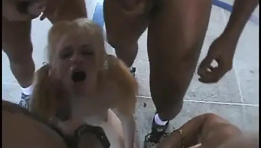 Dua cewek rambut pirang dibagikan sama sekelompok pria sange