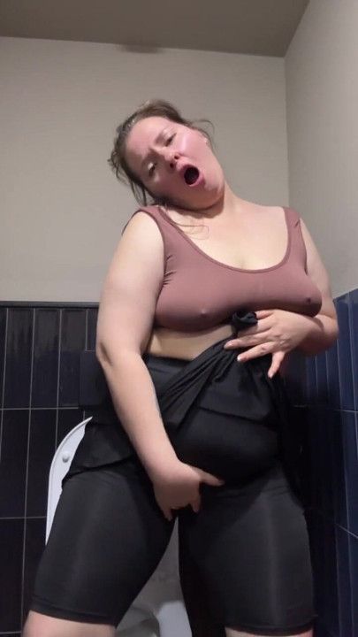 pawg public bathroom masturbation | Clip 1