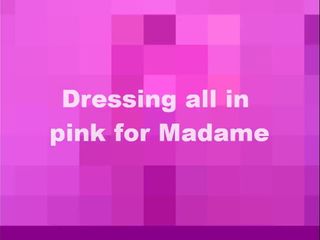 Priscilla ganz in Pink gekleidet