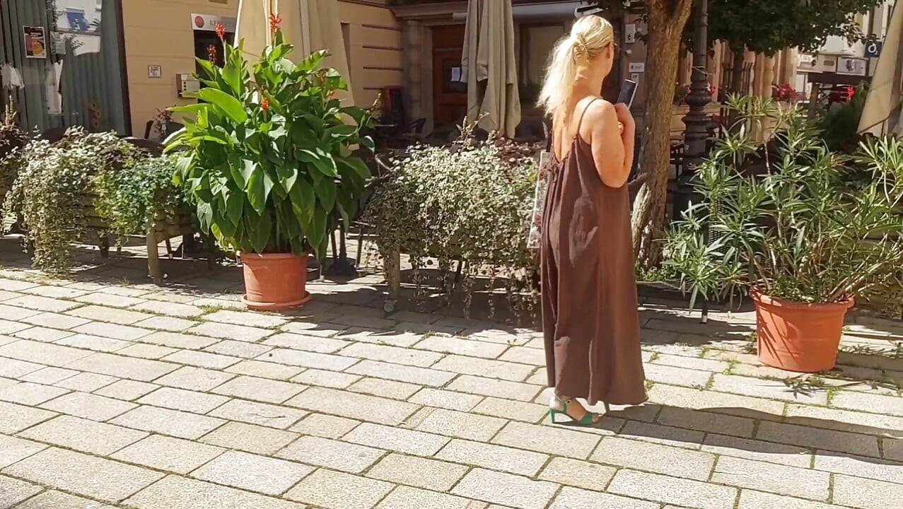 Prekrasna plavuša amaterka žena uživa u seksu nakon šetnje
