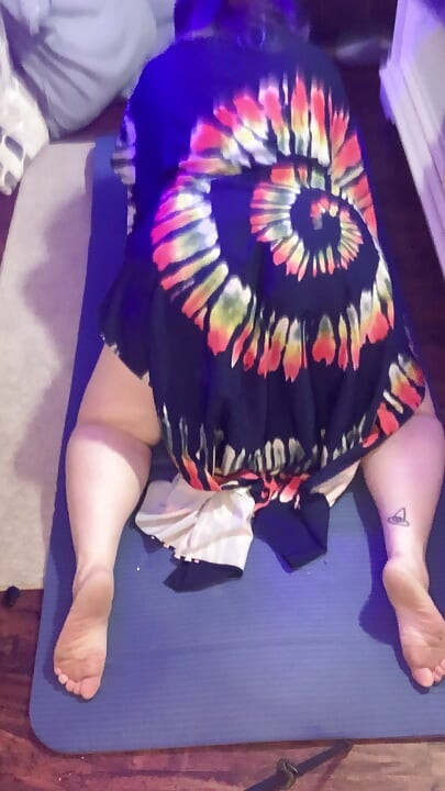 İri güzel kadın boo yoga yapıyor