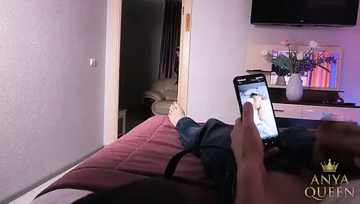 151 erwischte ehemann beim wichsen auf ein foto, gab ihm einen blowjob und ritt ihn in rotem rock und schwarzen strumpfhosen