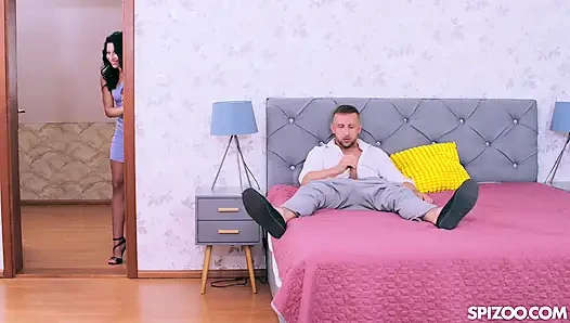 Уязвимый момент Lilly Bella с ее соседкой по комнате