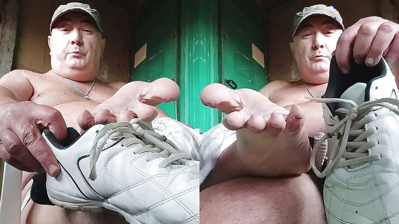 小屋裡展示著肥美的豬肉，還有我又大又臭的屄、屄唇和屄洞的尿騷味與美妙惡臭！
