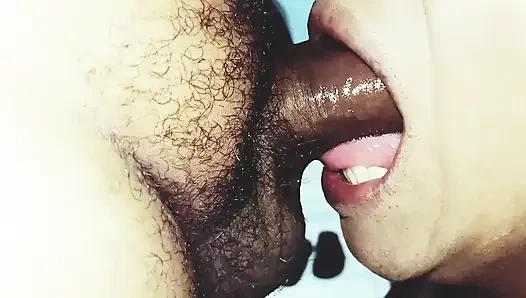 Minyon orta yaşlı seksi kadın gelmiş geçmiş en iyi oral seks sözü verdi ve teslim etti.