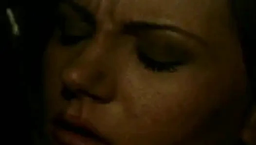 Cewek pirang klasik disetubuhi dengan keras sebelum dicrot di muka