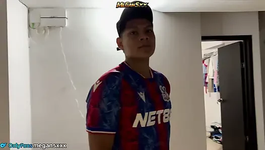 Suatu malam sangat membosankan sehingga aku mengatakan kepada orang gila di sebelah rumah untuk meniduriku.