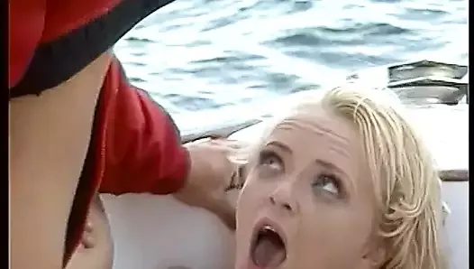 Сексуальная спасательница скачет на толстом члене своей тугой розовой киской