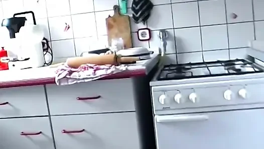 Brünette brünette amateurin schiebt rolling pin tief in sie hinein