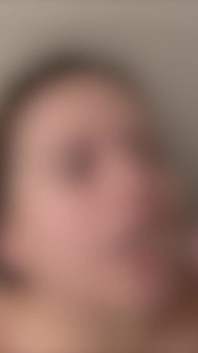 Deze nerdy 18-jarige latina liet haar onschuldige daad vallen en dronk pis totdat het in haar grote tieten druipde | Clip 1