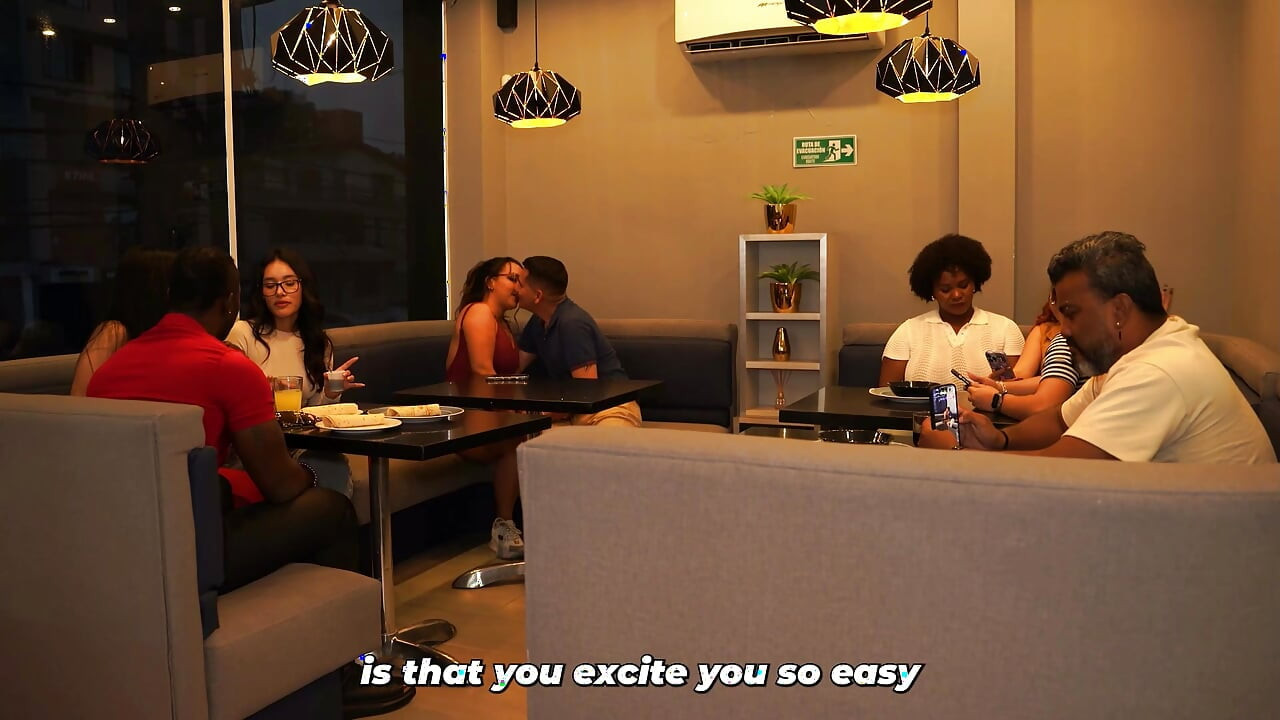 Geliefden worden heet en hebben uiteindelijk seks in het openbare toilet van het restaurant