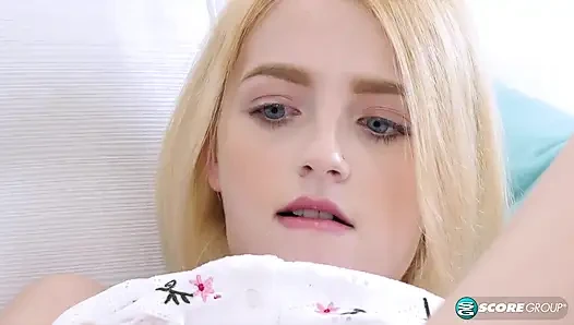 У блондинки Kate Bloom пирсинговы голубые глаза, маленькие сисечки и