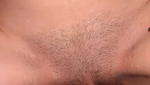 Молодая девушка дает свою тугую киску своему другу, крупным планом