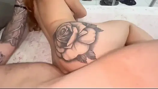 Aku menelan kontol ayah mertuaku dengan memekku saat pacarku tidak ada di sana