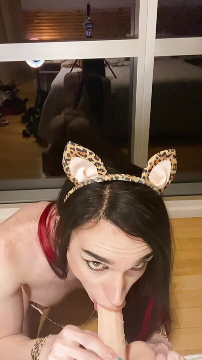 Trans sürtük Chanel Noir büyük doğal göğüslerini yağlıyor ve boşalma ile yarak sıvazlıyor