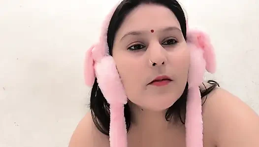 Hot Babe Shows Her Pussy Masterbation
