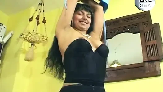 Memek becek cewek hot rambut cokelat ini lagi asik muasin memeknya pakai dildo sampai orgasme