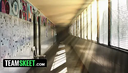 Orta yaşlı seksi kadın öğretmen onu amından ve ağzından nasıl sikeceklerini açıklıyor