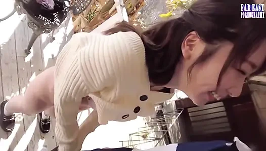 Sırılsıklam bir güzellikle sırılsıklam utanç, vahşi ıslak patlamada kendini sırılsıklam yapıyor.1