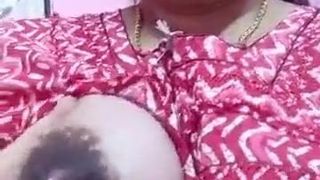 Indyjska mamuśka z ogromnymi piersiami w okresie laktacji