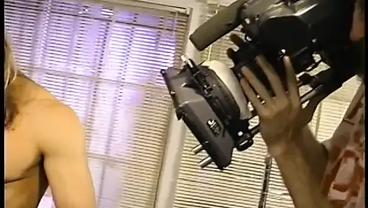 Mükemmel memeli sulu sarışın bebek yeşil odada uzun saçlı adam tarafından sikiliyor