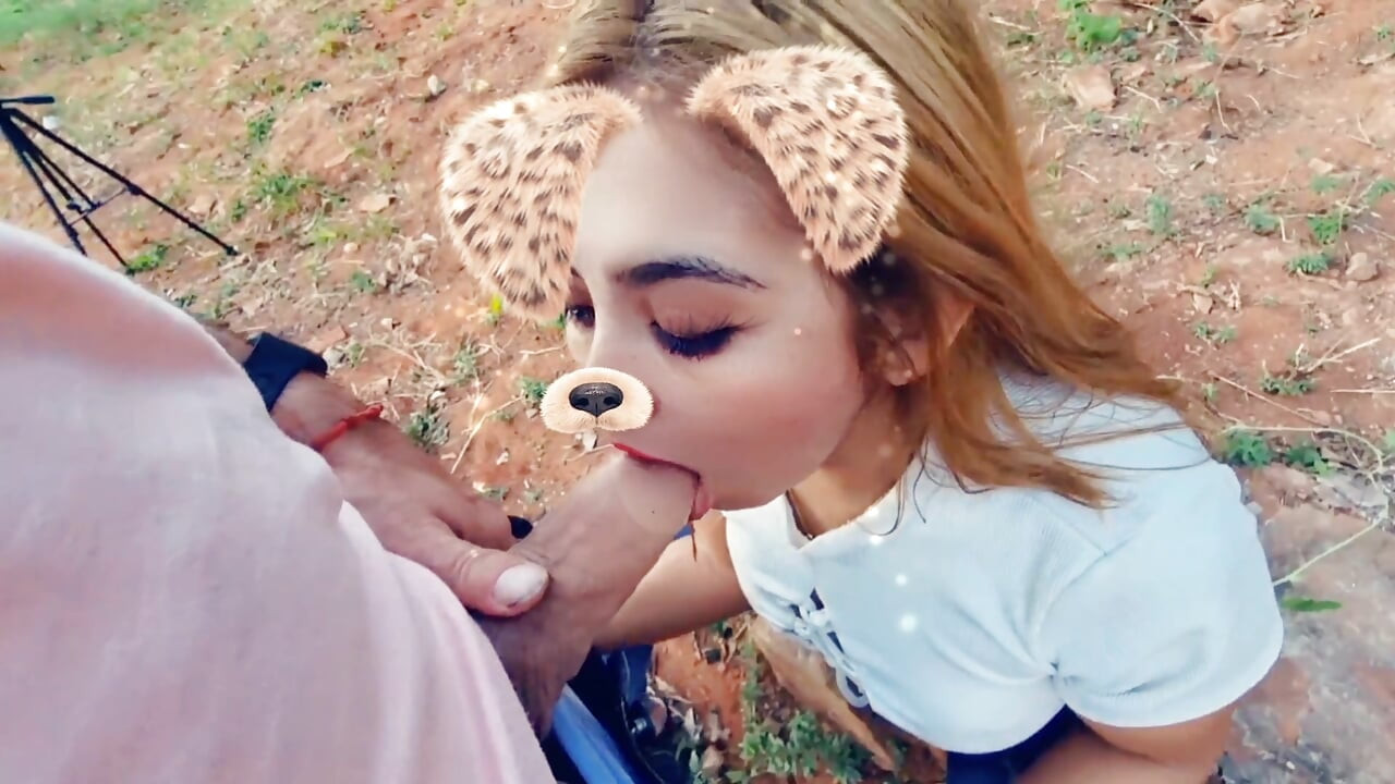 자지를 빠는 금발의 라틴계 여자